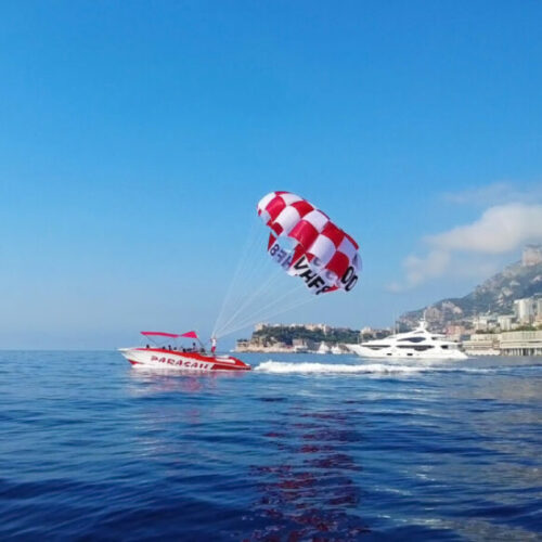 Parachute ascensionnel sur Monaco. Envolez vous au dessus de la mer Méditerranée et faites vous tracter au large de Monaco par un bateau et profitez d'un point de vue unique sur Monaco.