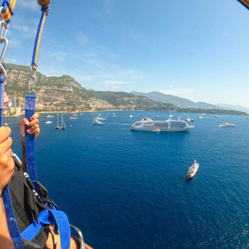 Parachute ascensionnel sur Monaco. Envolez vous au dessus de la mer Méditerranée et faites vous tracter au large de Monaco par un bateau et profitez d'un point de vue unique sur Monaco.