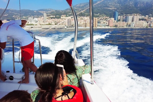 a-bord-bateau-parasailing-monaco-passagers Passagers à bord du bateau MC Watersports, moniteur préparant le parachute ascensionnel, côte de Monaco en fond