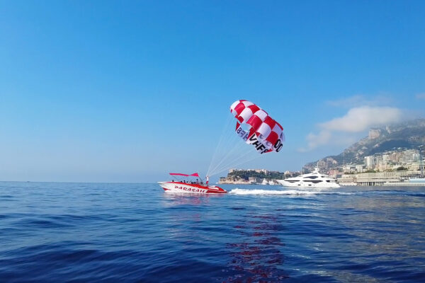 decollage-parachute-ascensionnel-monaco-yacht Décollage du parachute ascensionnel MC Watersports dans la baie de Monaco, yacht en arrière-plan