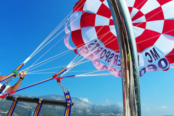 moniteur-harnais-parachute-ascensionnel-monaco Moniteur diplômé ajustant le harnais avant un vol en parachute ascensionnel à Monaco