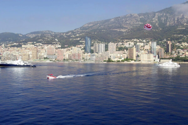 parachute-ascensionnel-monaco-baie-vue-aerienne Parachute ascensionnel au-dessus de la baie de Monaco, bateau MC Watersports entre yachts et skyline de la Principauté