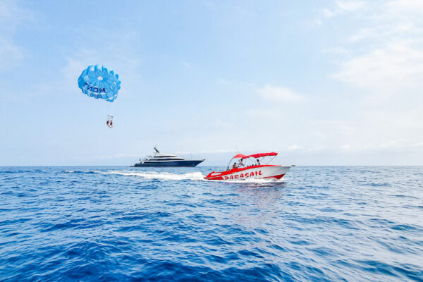 parasailing-monaco-bateau-superyacht-mediterranee Bateau MC Watersports tractant un parachute ascensionnel au large de Monaco, superyacht en arrière-plan
